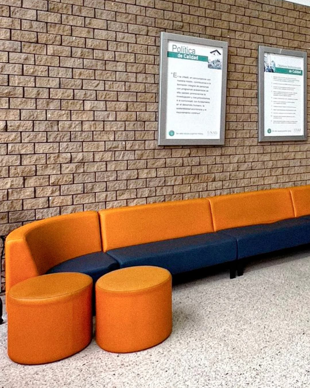 Zona lounge JEP con mobiliario en tonos naranja y azul