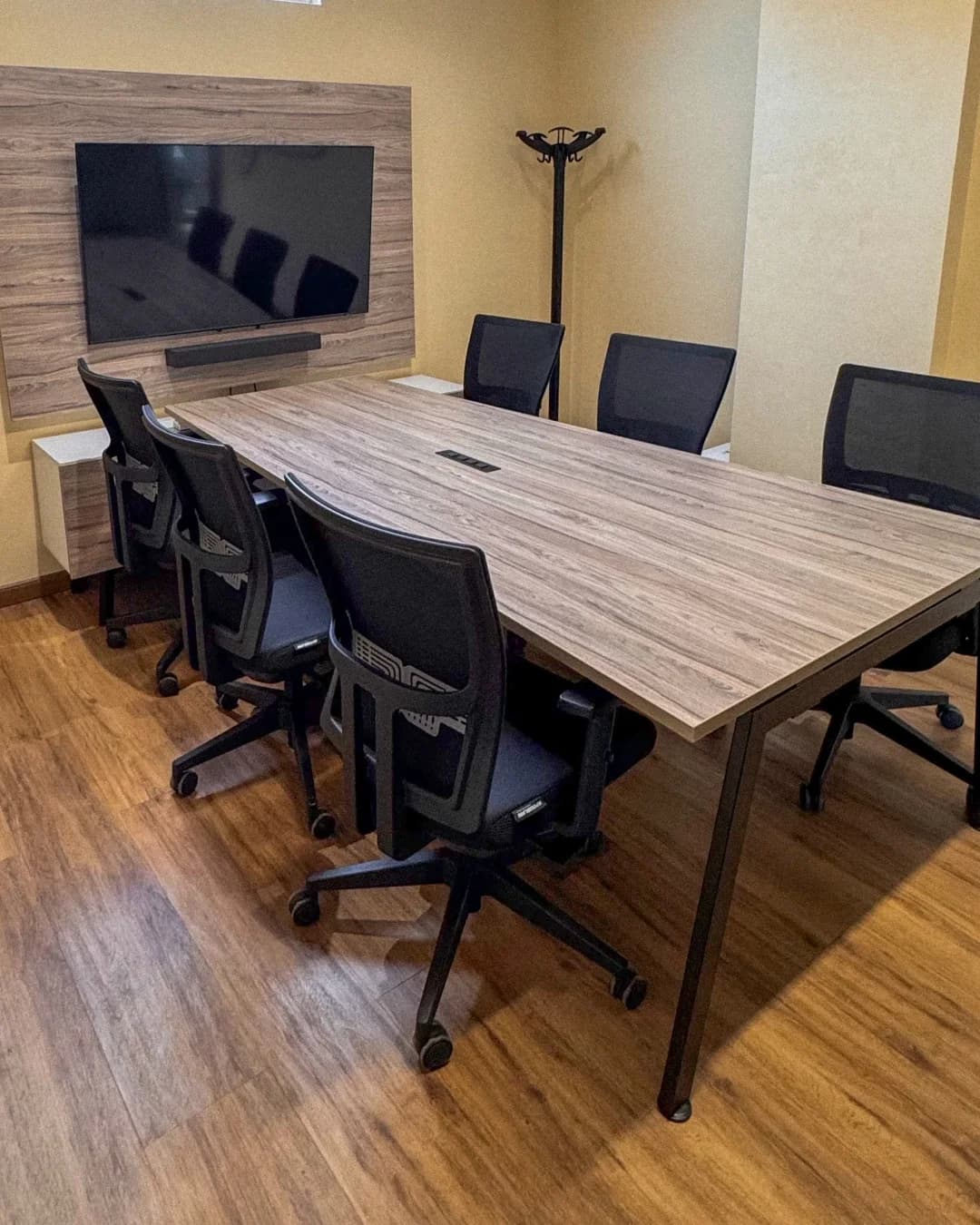 Sala de reuniones JEP con sillas giratorias alrededor de una mesa