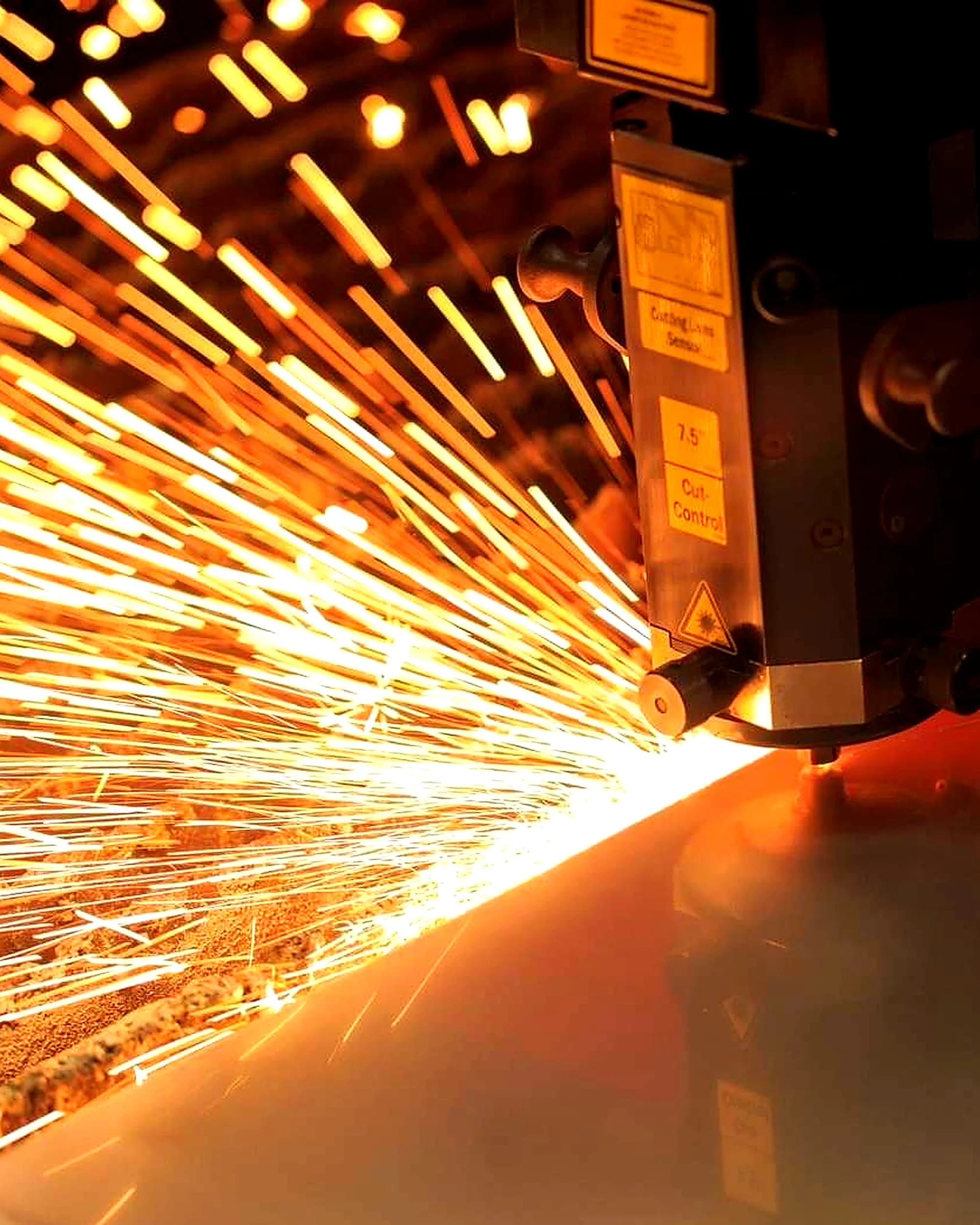 Chispas del corte láser en la planta de JEP